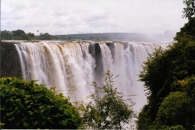 Viktoriiiny vodop&aacute;dy jsou velkou africkou turistickou atrakc&iacute;.